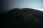 日没後、羅臼岳から見る知床硫黄山